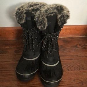 Khombu fur trimmed winter boots, size 8